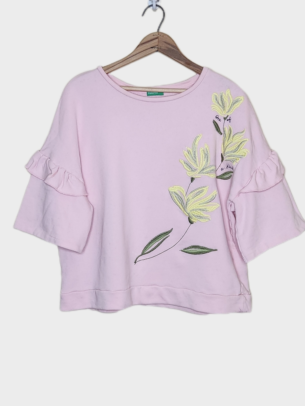𝙐𝙣𝙞𝙩𝙚𝙙 𝘾𝙤𝙡𝙤𝙧𝙨 𝙤𝙛 𝘽𝙚𝙣𝙚𝙩𝙩𝙤𝙣 Floral Embroired Sweatshirt